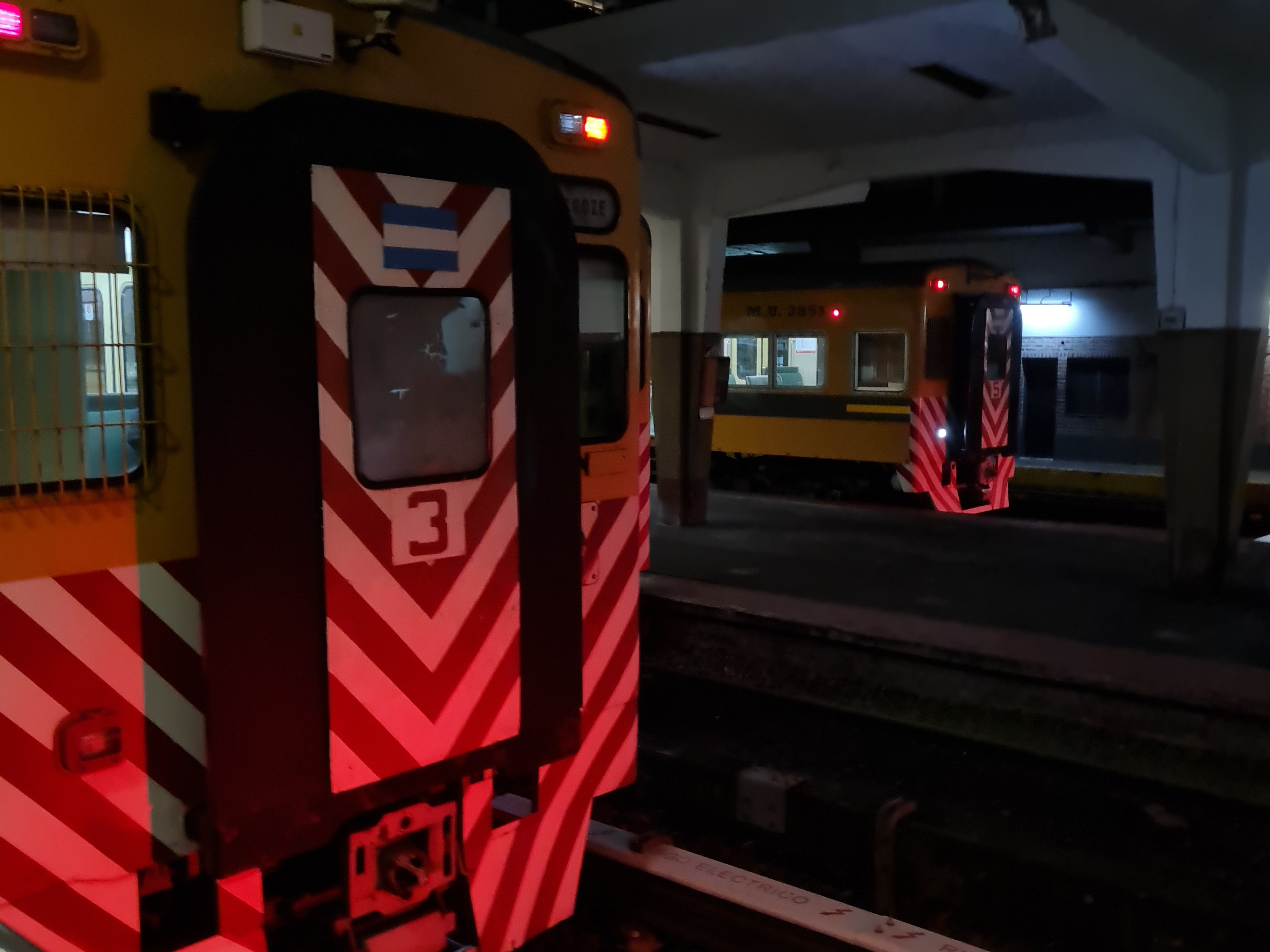 Formaciones ferroviarias bajo iluminación nocturna en Federico Lacroze