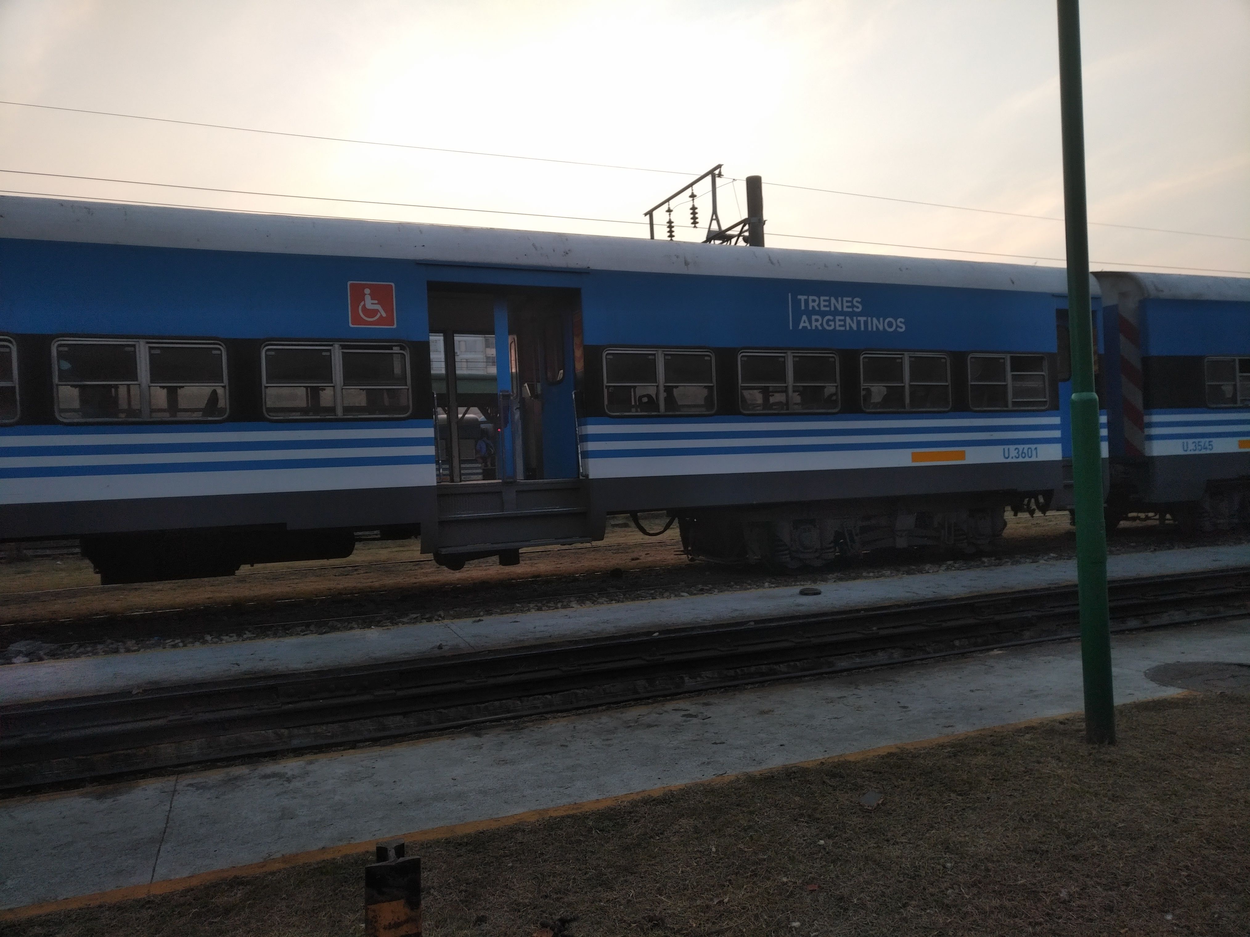 Coche Materfer de Trenes Argentinos visto de perfil